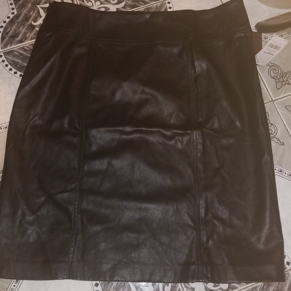 Dana Buchman Smart Leather Look Skirt Sz 12 NWT - Picture 2 of 3